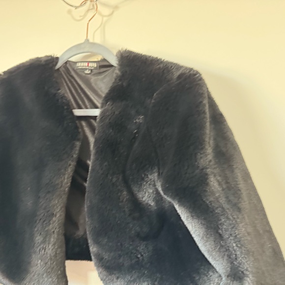 Black vegan faux fur crop jacket - Picture 2 of 4